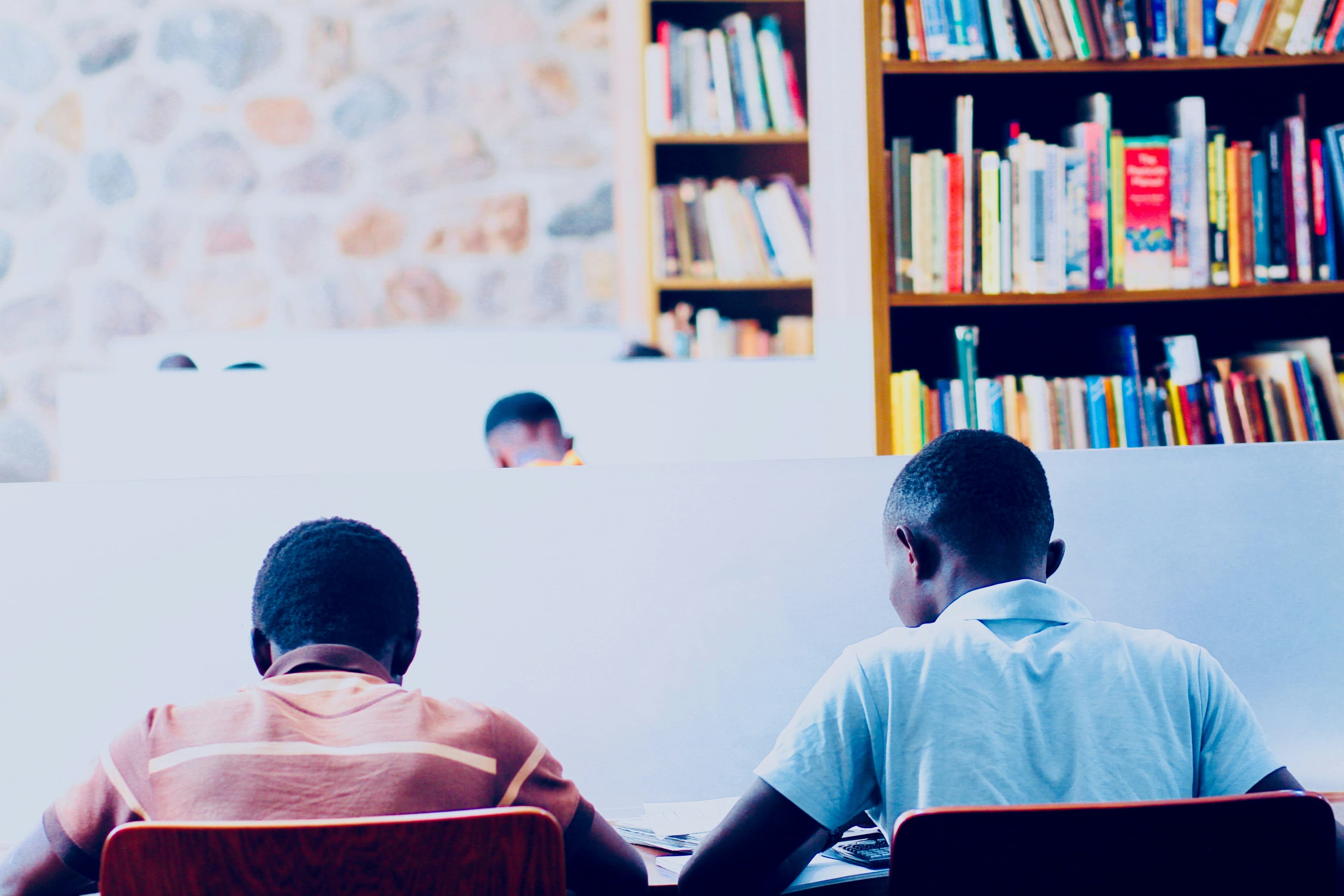 Students coding on laptops at a RedeHub session